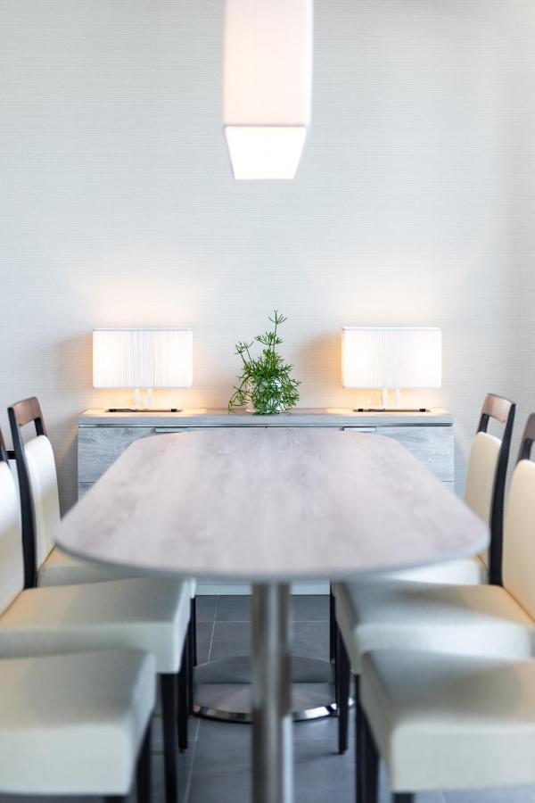 Oakwood Suites Yokohama Yokohama  Exteriör bild A table with a tablecloth
