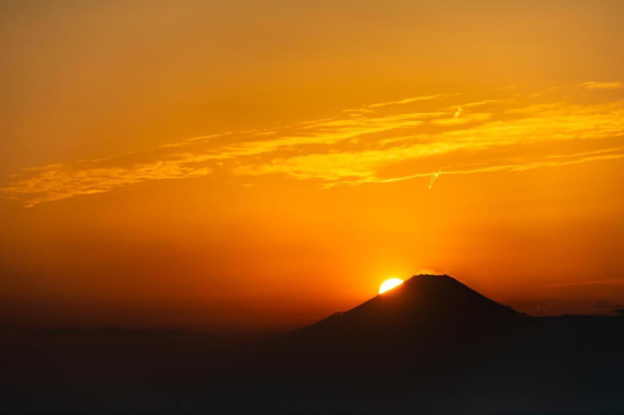 Oakwood Suites Yokohama Yokohama  Exteriör bild Sunset over Mount Apo