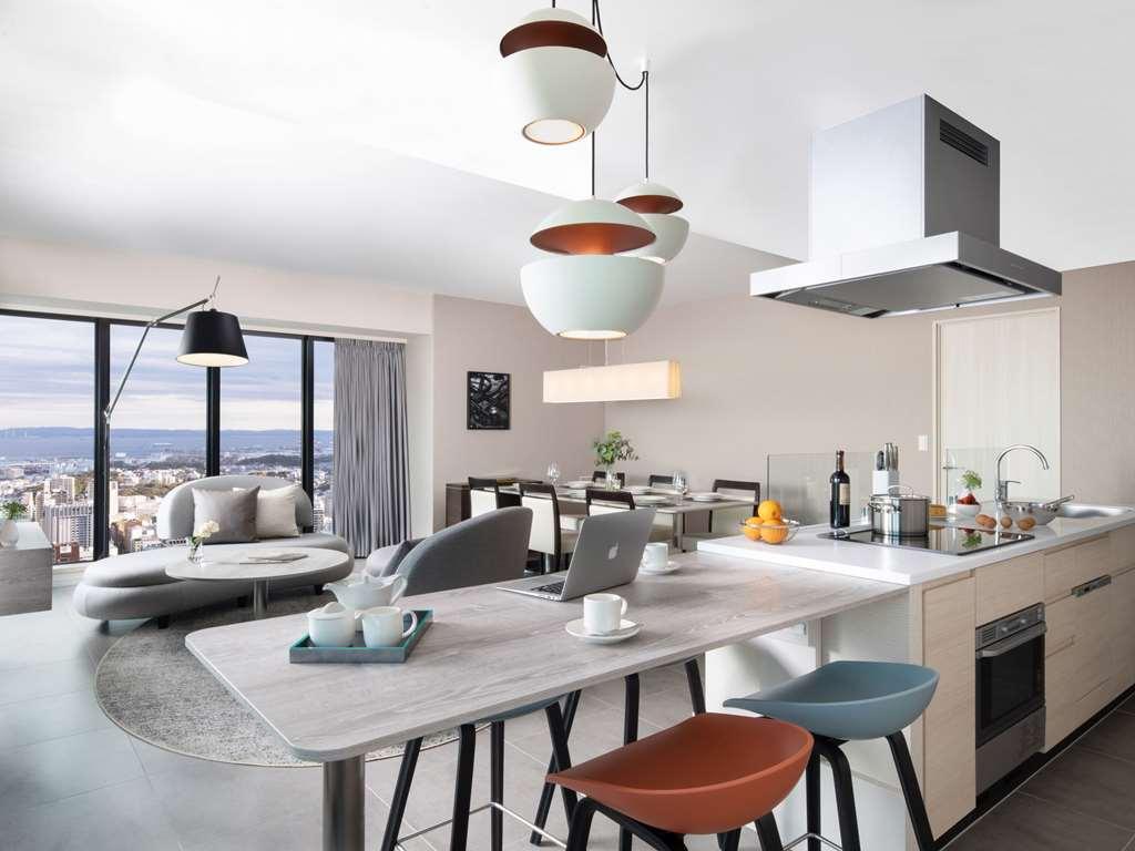 Oakwood Suites Yokohama Yokohama  Rum bild A modern kitchen